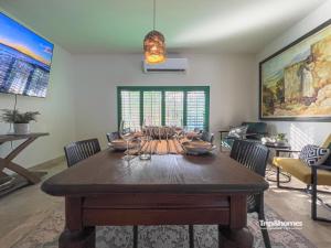 Un lugar para sentarse en Casa Serendity Beautiful 4Br 4Ba home one block from Malecon