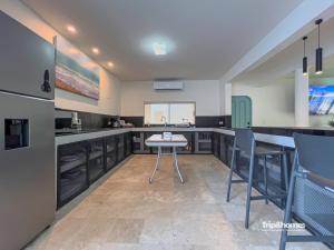 Una cocina o cocineta en Casa Serendity Beautiful 4Br 4Ba home one block from Malecon