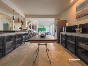 Una cocina o cocineta en Casa Serendity Beautiful 4Br 4Ba home one block from Malecon