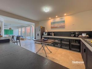 Una cocina o cocineta en Casa Serendity Beautiful 4Br 4Ba home one block from Malecon