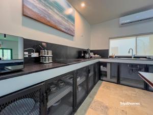 Una cocina o cocineta en Casa Serendity Beautiful 4Br 4Ba home one block from Malecon