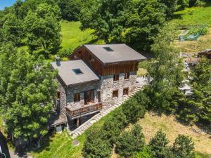 una vista aerea di una grande casa con tetto di Chalet L'Orcières, Spa Privé et Charme Montagnard a Béranger