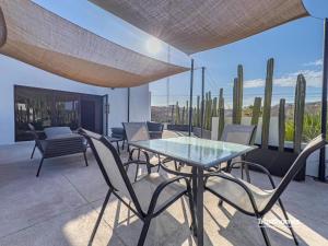 Un balcón o terraza en Casa Serendity Beautiful 4Br 4Ba home one block from Malecon