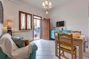 a living room with a couch and a table at A casa di Greta in Prato
