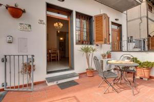 un patio con tavolo e sedie accanto a un edificio di A casa di Greta a Prato