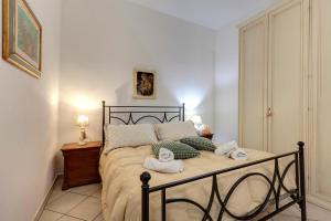a bedroom with a bed with towels on it at A casa di Greta in Prato