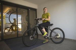在Hotel Capris Capodistria Boutique内部或周边骑自行车