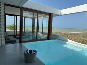 圣米格尔-杜戈斯托苏Pousada Mestizo的海景别墅内的游泳池