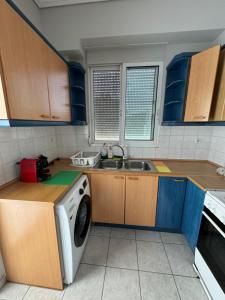 a kitchen with a washing machine and a sink at AVRAS Escape in Faraí
