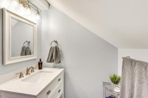 Benton Harbor Apt with Balcony and Fire Pit的一间浴室