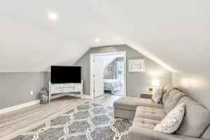 Benton Harbor Apt with Balcony and Fire Pit的电视和/或娱乐中心
