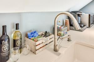 Benton Harbor Apt with Balcony and Fire Pit的酒水