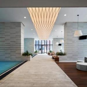 墨尔本Dreamy View On High Level 2br1ba Apt Cbd Poolgy的大堂设有游泳池和客厅
