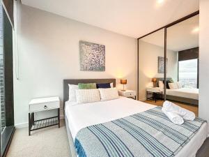 Dreamy View On High Level 2br1ba Apt Cbd Poolgy客房内的一张或多张床位