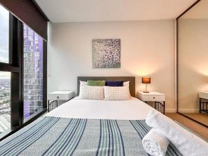 Dreamy View On High Level 2br1ba Apt Cbd Poolgy客房内的一张或多张床位