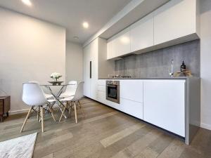 Dreamy View On High Level 2br1ba Apt Cbd Poolgy的厨房或小厨房