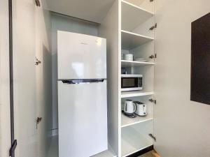 Dreamy View On High Level 2br1ba Apt Cbd Poolgy的厨房或小厨房