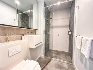 墨尔本Dreamy View On High Level 2br1ba Apt Cbd Poolgy的带淋浴、马桶和水槽的浴室