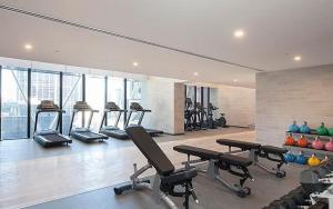 Dreamy View On High Level 2br1ba Apt Cbd Poolgy的健身中心和/或健身设施
