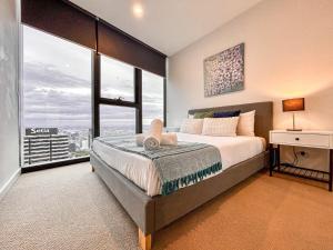 墨尔本Dreamy View On High Level 2br1ba Apt Cbd Poolgy的一间带床和大窗户的卧室