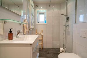 a bathroom with a sink and a shower and a toilet at Toekomst 26 - Ouddorp NOT INTENDED FOR COMPANY OR WORK-RELATED STAYS in Oude Nieuwland +53 photos