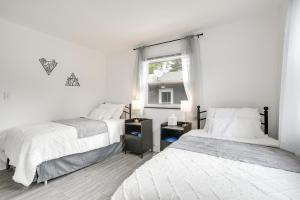 Un pat sau paturi într-o cameră la Dayton Condo with Courtyard Less Than 3 to Downtown! +17 fotografii