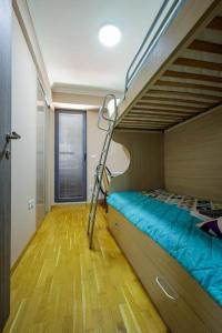 スコピエにあるideal for families couplesのベッドルーム1室(二段ベッド1組、階段付)