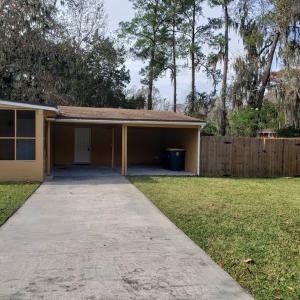 una pequeña casa con entrada en un patio en Cozy home Southside Jax, en Jacksonville