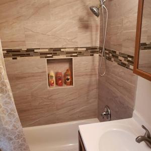 Un baño con ducha, lavabo y bañera. en Cozy home Southside Jax, en Jacksonville 48 fotos más