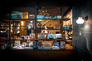 ハンブルクにあるThe Cloud One Hamburg-Kontorhausの棚本展示本屋