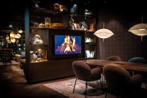 ハンブルクにあるThe Cloud One Hamburg-Kontorhausのダイニングルーム(テレビ、テーブル、椅子付)