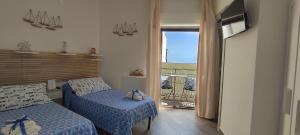 una camera con 2 letti e un balcone di BELVEDERE apartment a Scilla