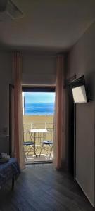 Vista generica sul mare o vista sul mare dall'interno dell'affittacamere