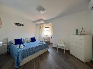una camera da letto con un letto, un comò e una finestra di BELVEDERE apartment a Scilla