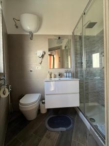 un bagno con wc e doccia in vetro di BELVEDERE apartment a Scilla