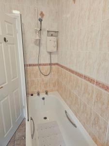 Ένα μπάνιο στο Tettenhall Cosy Apartment - Sleeps 4 +17 φωτογραφίες
