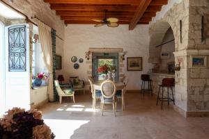 a kitchen and dining room with a table and chairs at Alaçatı Taş Otel in Alacati