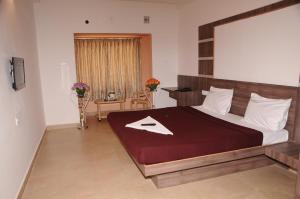 Una cama o camas en una habitación de Hotel Emerald Dove