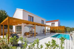索利纳Villa 4 with Pool Soline, Krk, 280 m from beach, by 4Villas的带游泳池和房子的别墅
