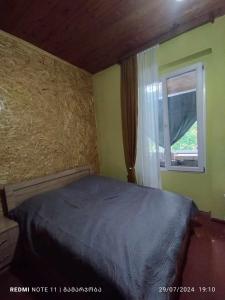 Voodi või voodid majutusasutuse guest house udziro toas