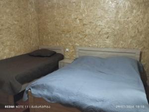 Voodi või voodid majutusasutuse guest house udziro toas