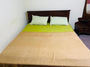 Кровать или кровати в номере Haranya Homestay
