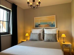 Кровать или кровати в номере OstseeVilla Seebad Ahlbeck Ferienwohnungen