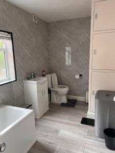 Koupelna v ubytování Cozy Haven near Glenfield & LRI Hospitals