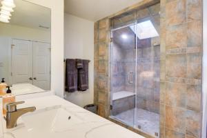 Koupelna v ubytování Lake Conroe Condo Balcony, Views and Pool Access!