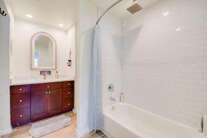 Koupelna v ubytování Lake Conroe Condo Balcony, Views and Pool Access!