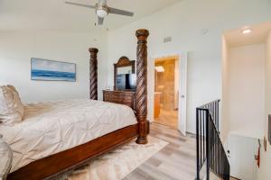 Postel nebo postele na pokoji v ubytování Lake Conroe Condo Balcony, Views and Pool Access! + 22 fotografií