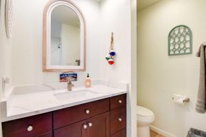 Koupelna v ubytování Lake Conroe Condo Balcony, Views and Pool Access!