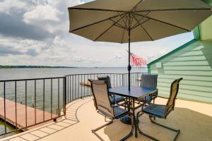 Balkón nebo terasa v ubytování Lake Conroe Condo Balcony, Views and Pool Access!