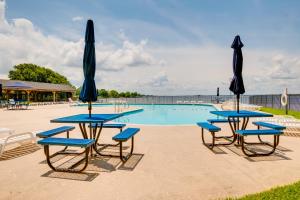 Bazén v ubytování Lake Conroe Condo Balcony, Views and Pool Access! nebo v jeho okolí
